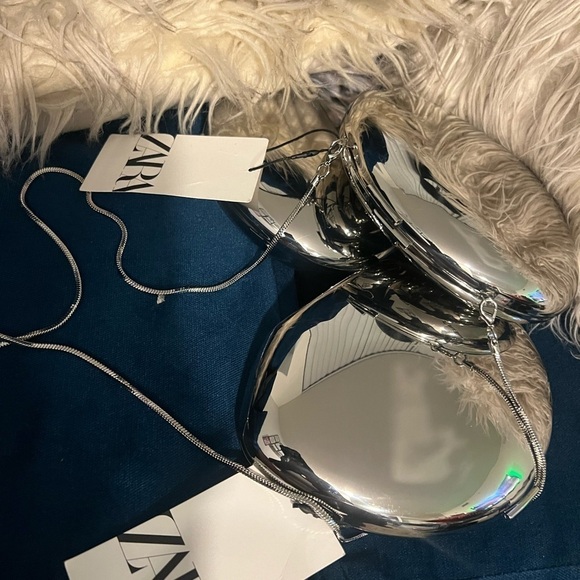 Zara Handbags - 🔥🔥Zara chrome clutch